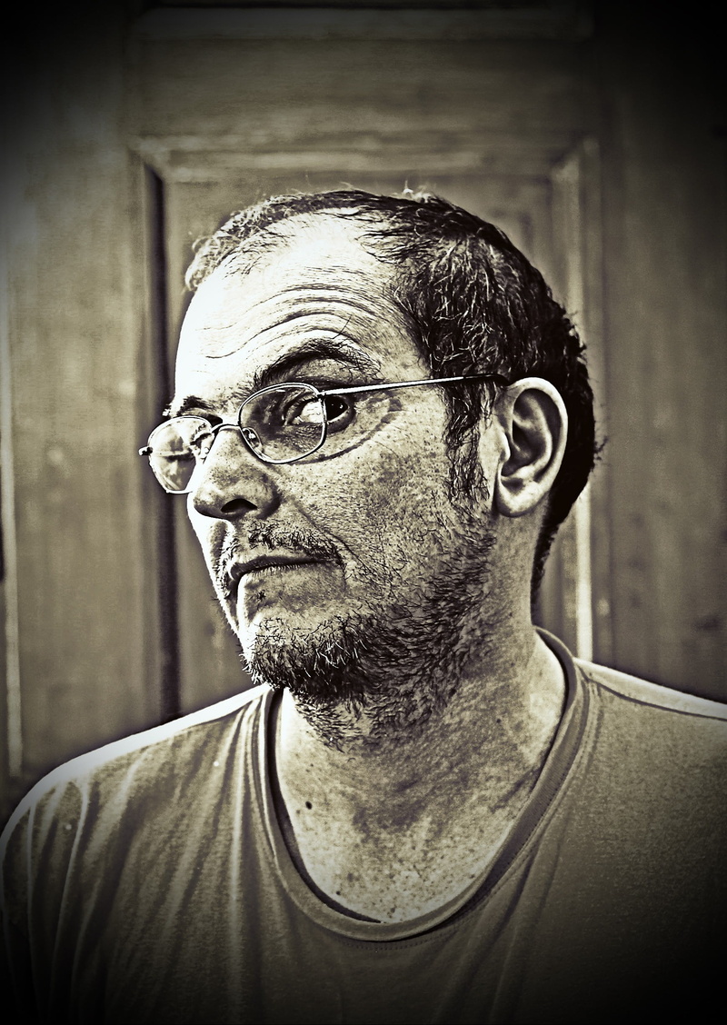 contemplation, glance, men, reflection, man with glasses, close-up, lifestyles, 1080P, casual clothing, doubtful, front view, one person, real people
