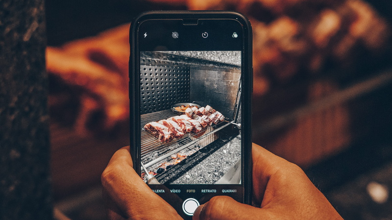 human, monitor, 5K, confectionery, bread, burger, sweets, food, phone, human body part, iphone, outdoors, photo messaging, screen, photographing, ketchup