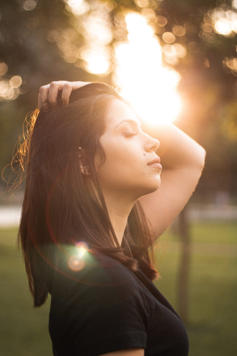one person, casual clothing, young women, side, eyes, sunrise, sunset, young adult, sun, close-up, lifestyles, holding, looking, view, closed, photo, long hair