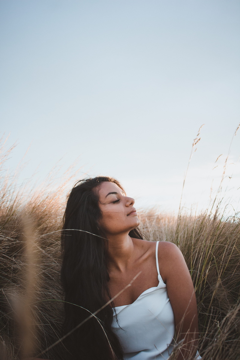 hairstyle, one person, woman, sky, face, focus, plant, contemplation, 5K, leisure activity, strap, lifestyles, outdoors, daytime, brown, real people, eyes
