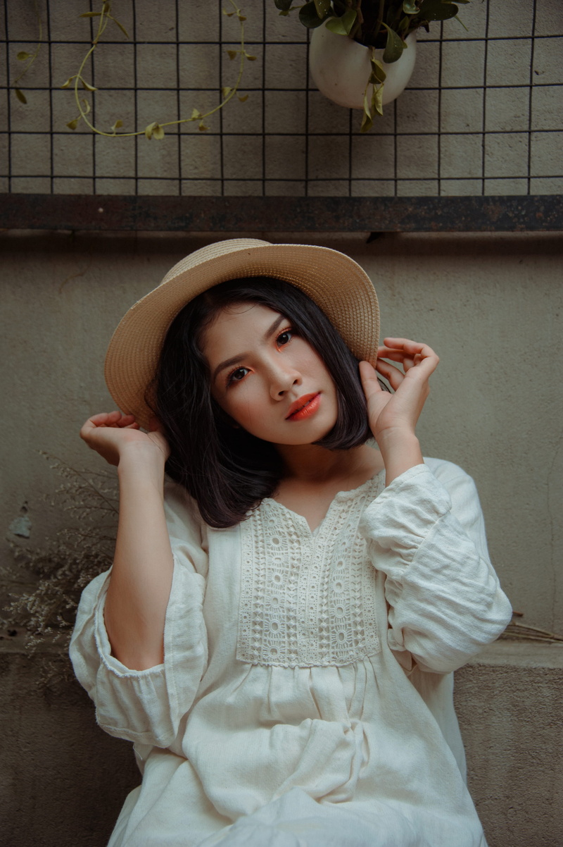 young adult, cute, adult, leisure activity, portrait, looking at camera, women, young women, model, wear, standing, fashion, lifestyle, holding, wearing