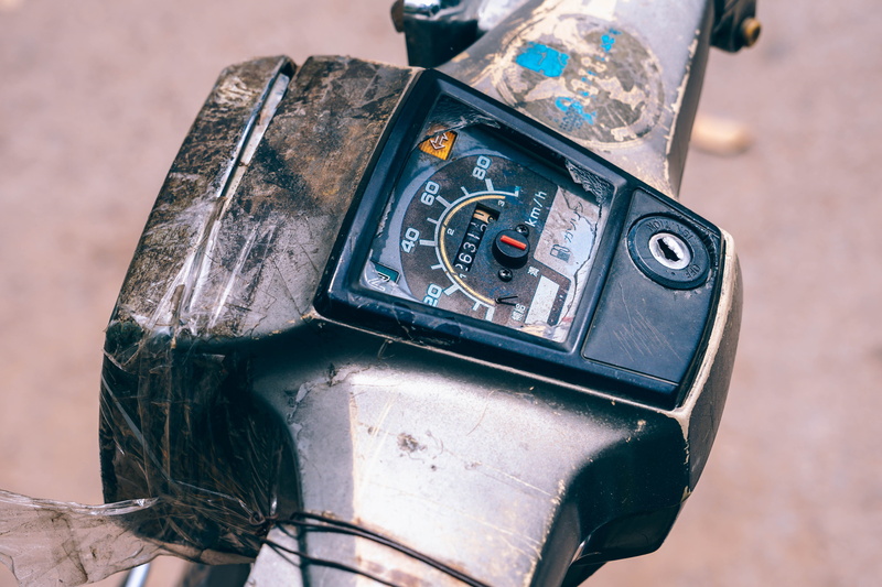 rusty, close-up, motorcycle, no people, push button, technology, communication, broken, steering wheel, dashboard, colors, obsolete, 5K, time, black, old