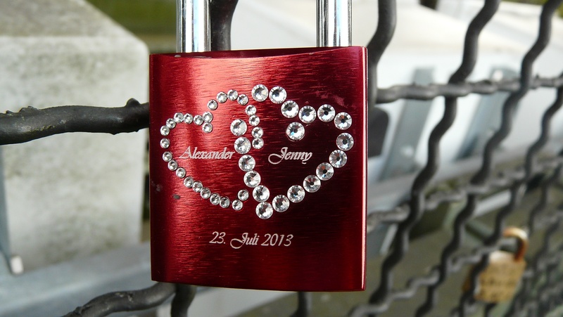 security, close-up, design, information sign, castle, hanging, symbol, herzchen, friendship palace, engraving, padlock, communication, love, red, day, text