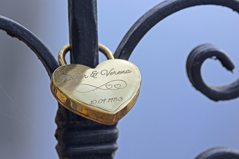 finance, connection, promise, day, feelings, romantic, bridge, safety, hanging, close-up, loyalty, combines, liebesbeweis, romance, metal, no people, heart