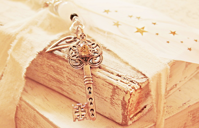 combines, chain, white, top, books, herzchen, open, religion, close up, romance, creativity, heart, cross, connection, ken, architecture, indoors, key