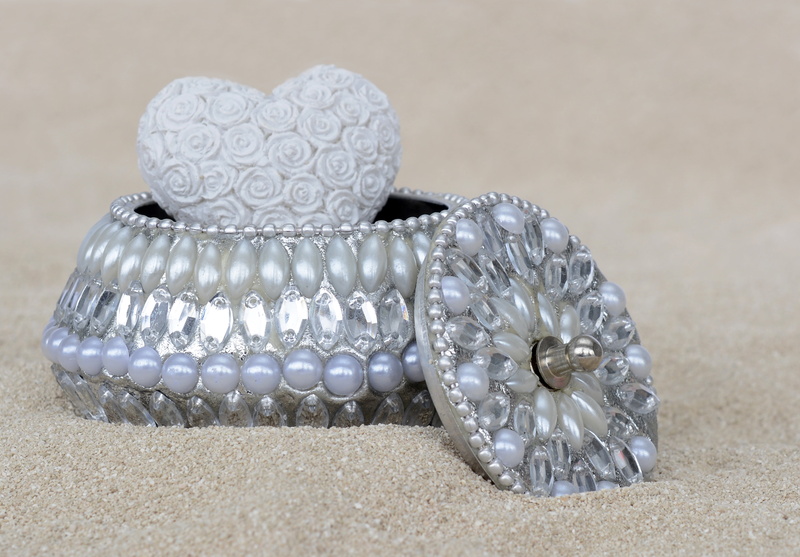 expense, jewelry, metal, precious gem, luxury, wealth, white, encrusted, box, jewelry box, still life, shimmer, beach, silver colored, sand, antique, heart