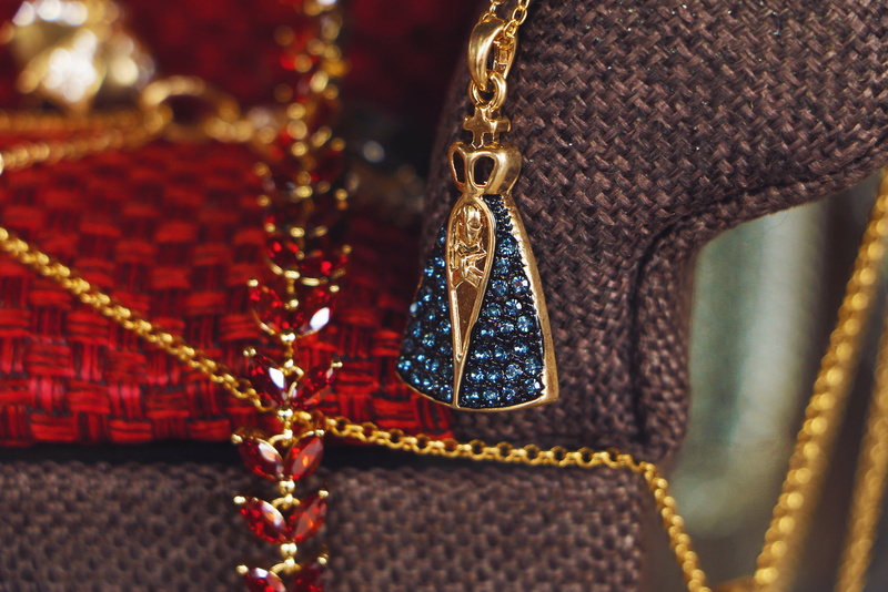 gemstone, 2K, day, fashion, hanging, necklace, accessories, bracelet, indoors, jewellery, decoration, personal accessory, blue, focus on foreground, gold colored