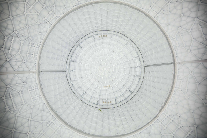 ceiling, white, symmetry, concentric, full frame, cupola, backgrounds, simple, geometric shape, day, architectural feature, shape, pattern, white color