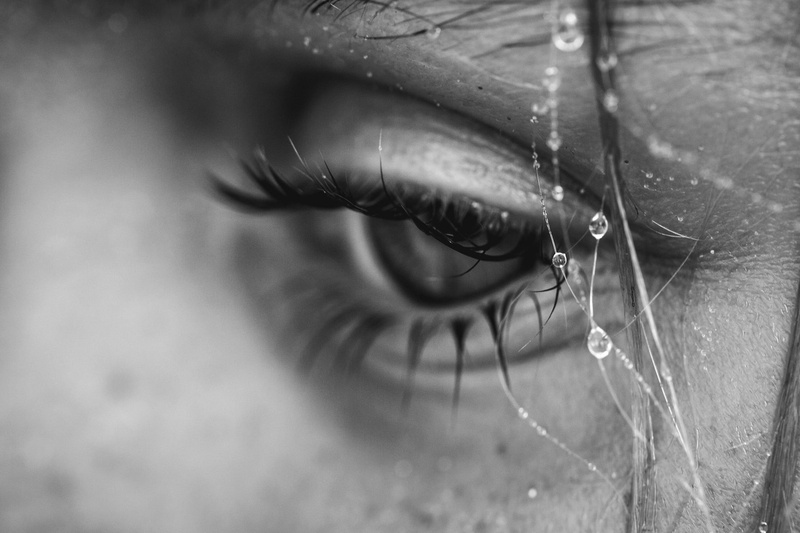sensory perception, wet, body part, beautiful woman, human body part, real people, one person, selective focus, water drops, macro, women, eyesight, eyelash