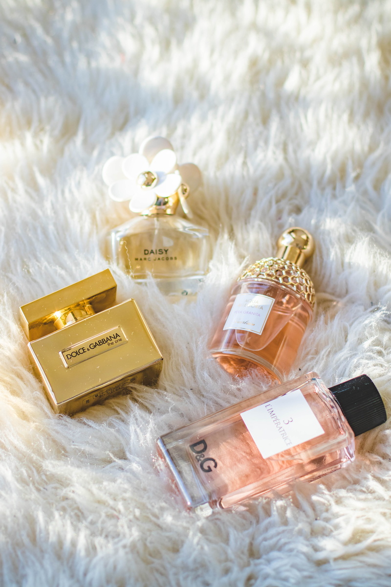 towel, fragrance, glass, romance, land, gabbana, bright, dolce, bottle, perfume, container, still life, aroma, fragrant, soap, nature, assorted, bottles