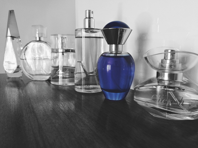 domestic room, jar, drinking glass, fragrance, spray, glass, liquid, selective color, household equipment, bottles, no people, indoors, luxury, container