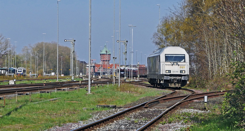 private railways, siemens er 20, diesel railcar, railroad track, tracks, cuxhaven, nature, transportation, railroad car, form signals, mode of transportation