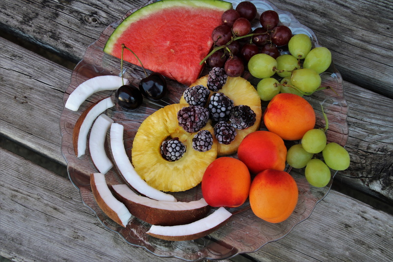 wood - material, orange color, vitamins, colorful, grapes, variation, placed, slice, choice, apple, wellbeing, health, tasty, appetizer, fresh, grape, fruits