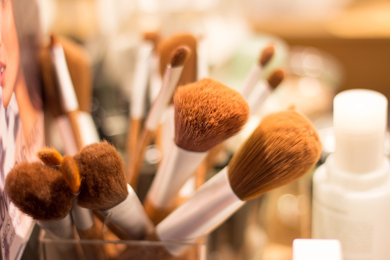focus on foreground, eyeliner, makeup, gray, bristles, schmink brush, 5K, powder, plant, color, beauty product, indoors, medicine, makeup brush, pen, nature