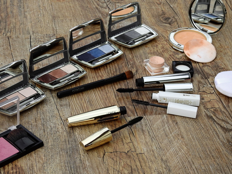 eye shadow, smart phone, eyebrow, 4K, beauty, mobile phone, make-up, still life, indoors, makeup, make up, mascara, wooden, schmink brush, high angle view