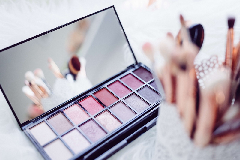 make up, powder, mirror, computer, person, brush, pink color, beautiful, 4K, lifestyle, model, finger, palette, women, human finger, cosmetics, human hand