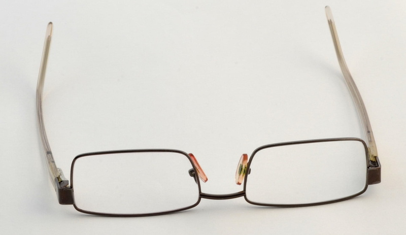 personal accessory, close-up, studio shot, white background, sunglasses, copy space, eyewear, no people, technology, lens, eyesight, sight, fashion, indoors