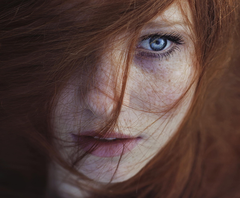 eyeball, human eye, women, one person, indoors, hairstyle, human hair, eyebrow, 1080P, human face, skin, body part, human body part, juicy lips, human skin