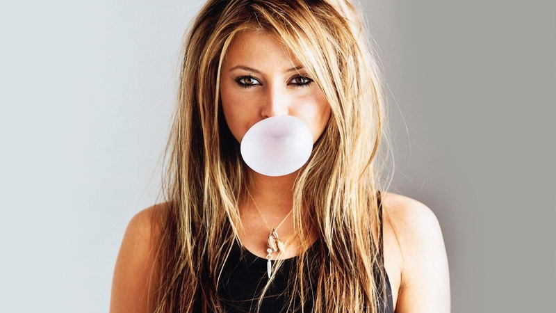one person, long hair, human hair, indoors, beautiful people, Holly Valance, blond hair, beautiful woman, young adult, women, front view, 1080P, drinking