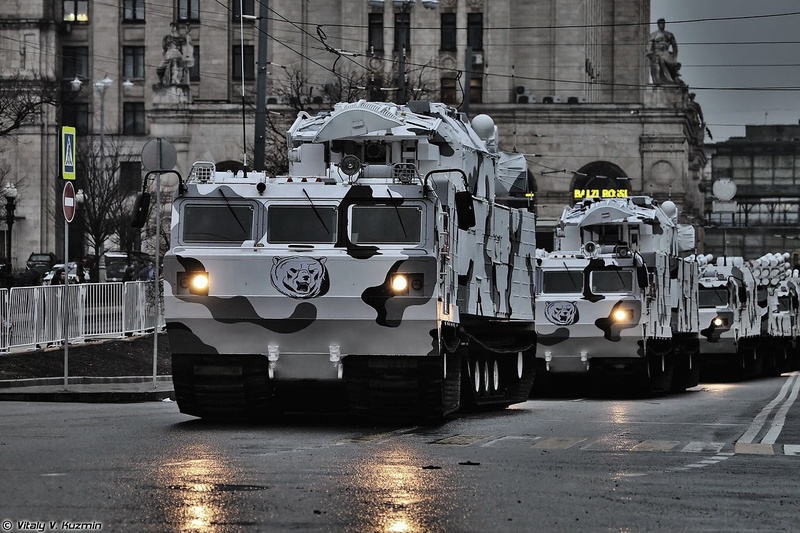 city, architecture, Air Defence System, headlight, building, land vehicle, road, illuminated, outdoors, TOR-M2DT, incidental people, building exterior