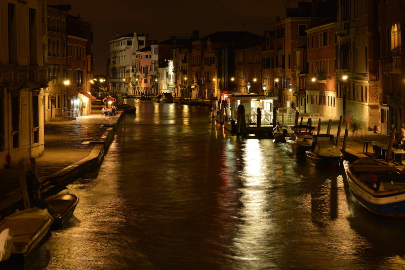 water, buildings, mode of transportation, evening, italian, famous, europe, incidental people, historic, transportation, boat, night, nightlife, architecture