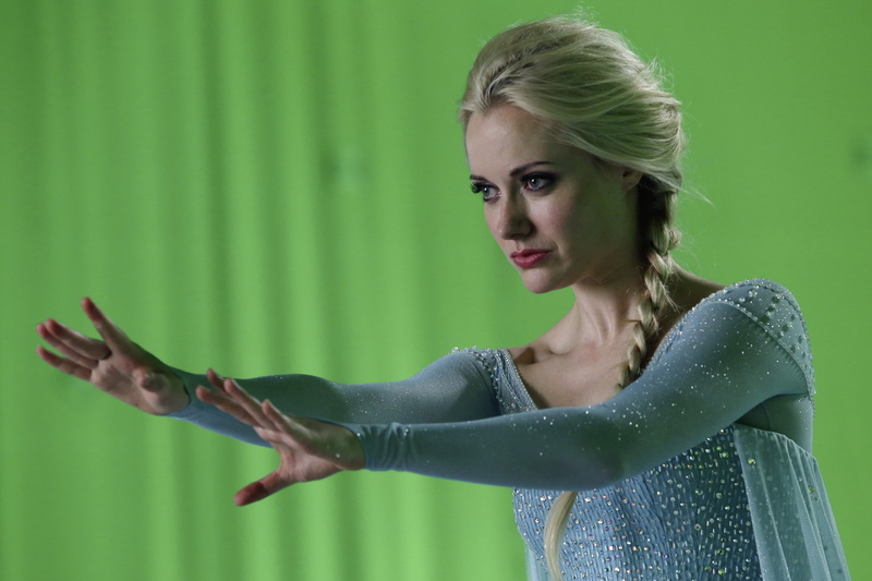 green color, human limb, waist up, front view, actress, blond hair, Once Upon A Time, young women, 2K, beautiful woman, beauty, women, Princess Elsa, portrait