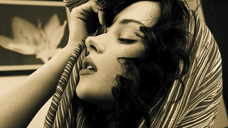 contemplation, beauty, front view, brunette, young women, lifestyles, real people, leisure activity, closed eyes, human body part, 1080P, human face, curly hair