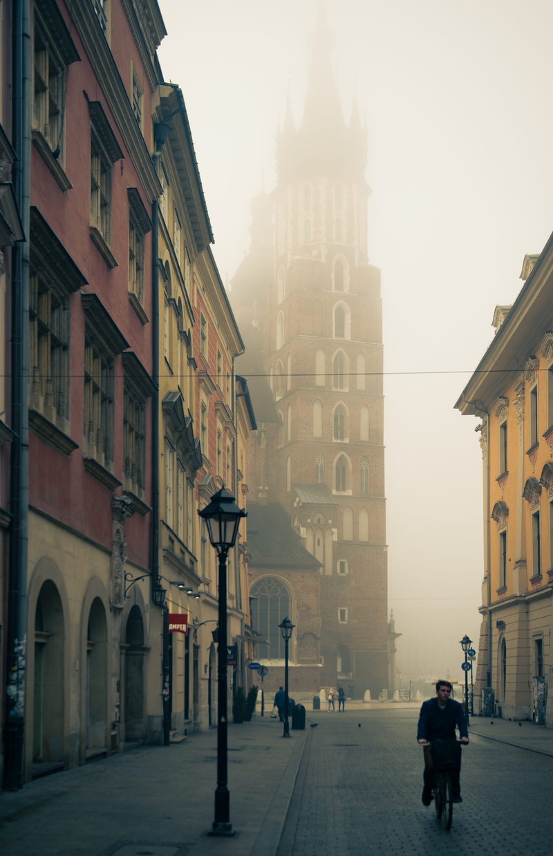 mgła, tower, old town, building exterior, krakow, sky, real people, jesień, road, zamglenie, building, walking, street, architecture, poland, built structure