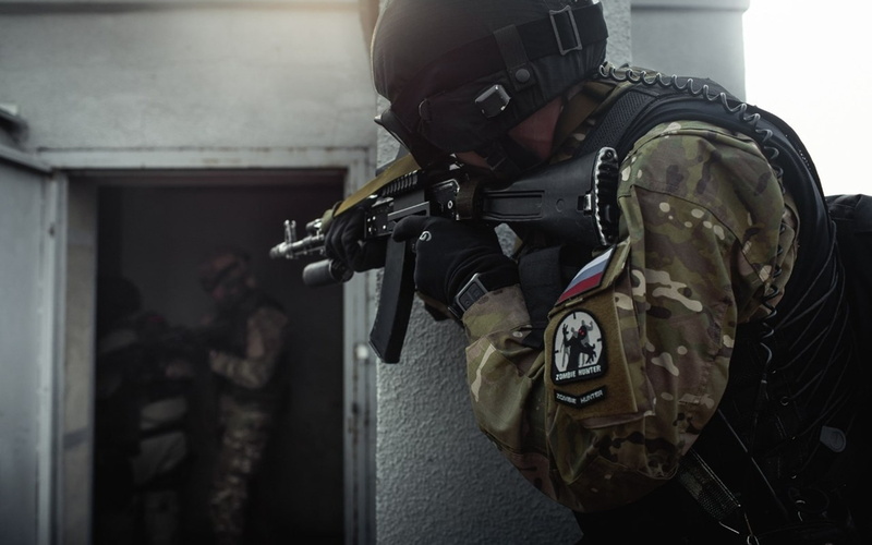 soldiers, rifles, guns, warriors, airbourne, 1080P, people, architecture, suit, helmet, machine, military, buildings, uniform, patch, mech, war, goggles