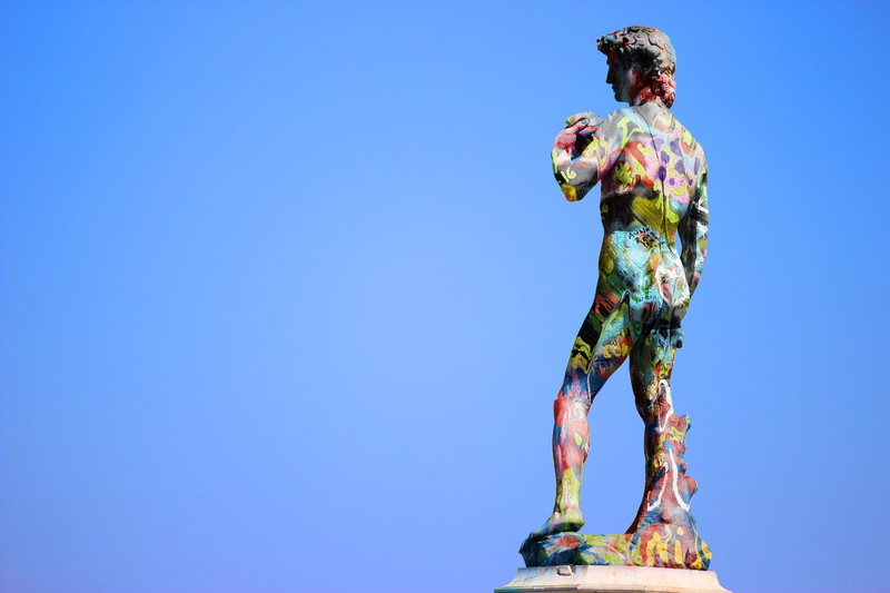 1080P, sculpture, full length, standing, blue, lennon, copy space, sunlight, male likeness, low angle view, human representation, government, representation