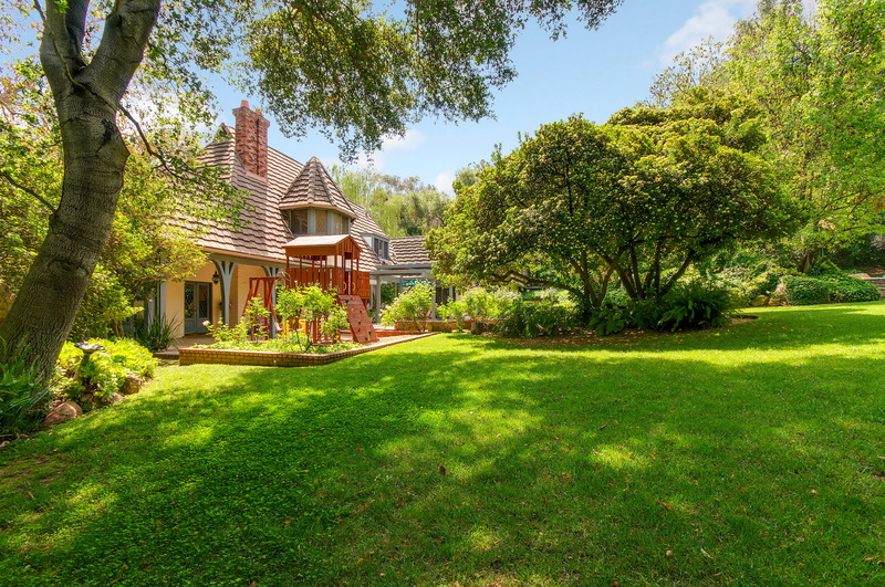 front or Back Yard, home Ownership, summer, greens, villa, blue, residential District, facade, house, ornamental Garden, built Structure, field, modern