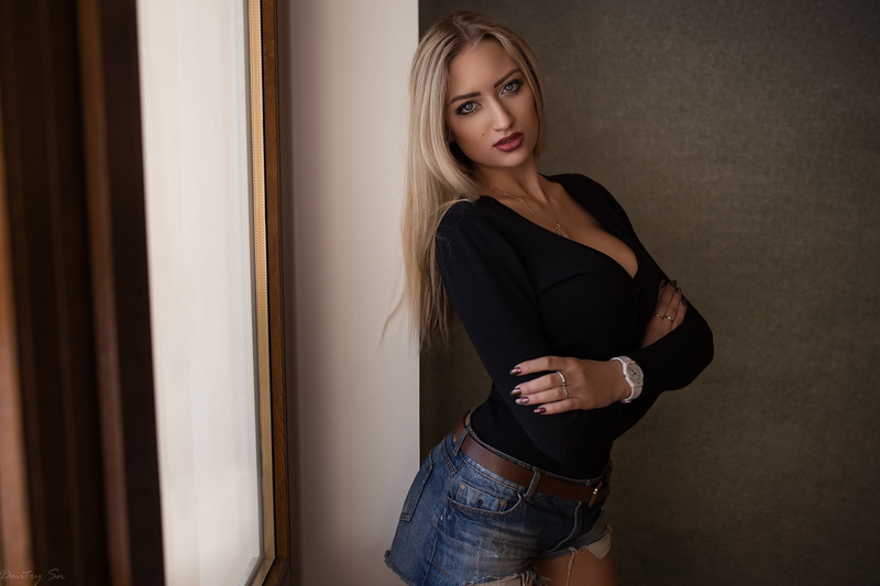 Lisa (model), red lipstick, blue eyes, arms crossed, cleavage, women, belt, portrait, 1080P, Karina Tikhonovskaya, necklace, jean shorts, Dmitry Sn, blonde