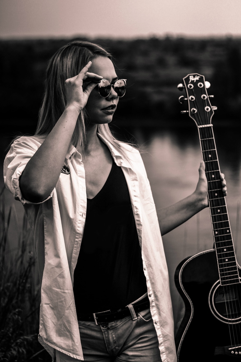 young women, v, hairstyle, sunglasses, guitarist, portrait, young adult, lifestyles, long, skin, performer, neck, photo, leisure activities, plucking an instrument