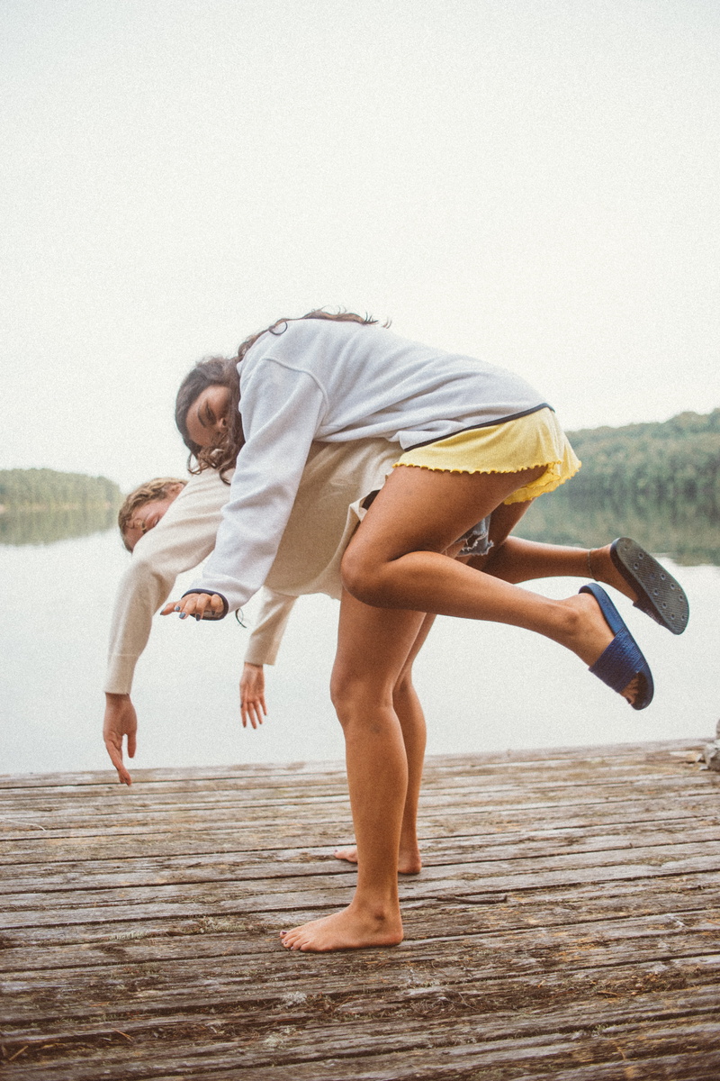 child, 5K, lifestyles, canada, girl, childhood, lake, men, piggyback, fashion, relaxed, carrying, outdoors, leisure activity, copy space, woman, males