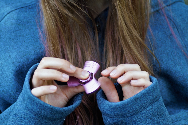 jeans, one woman only, indoors, women, Fidget, holding, 5K, ombre hair, fashion, purple, hairstyle, real people, one person, lobed, Hair, nail, long hair