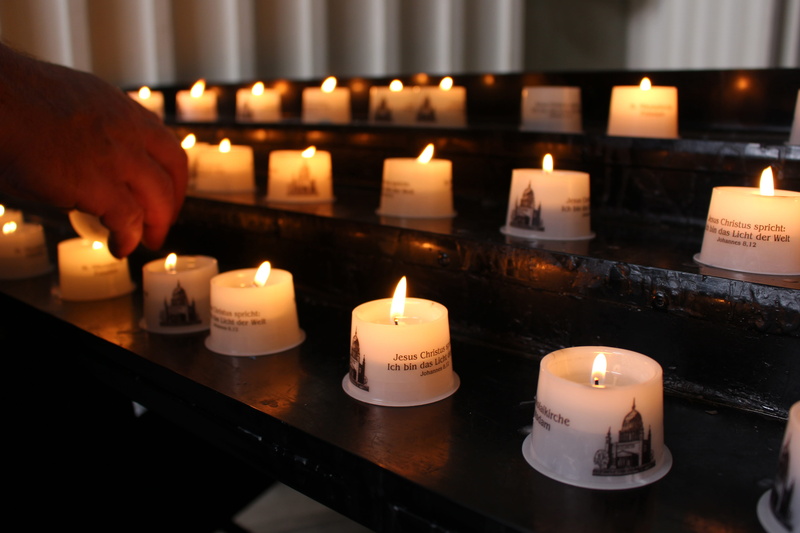 church, hand, human body part, bill, 5K, one person, altar, belief, mood, faith, mourning, candle, spirituality, religion, christianity, votivlicht, reflection