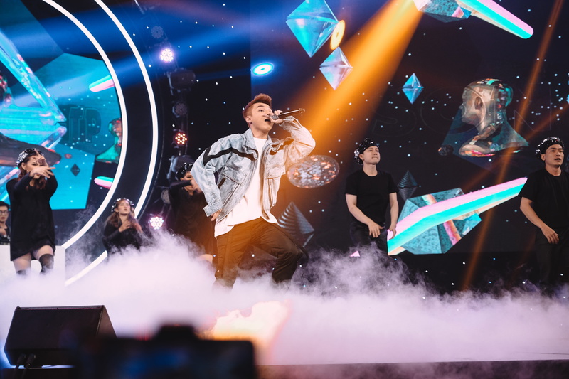 group of people, adult, people, musician, club, party, illuminated, real people, night life, event, night, sơn tùng, music festival, guitarist, stage, positive emotion