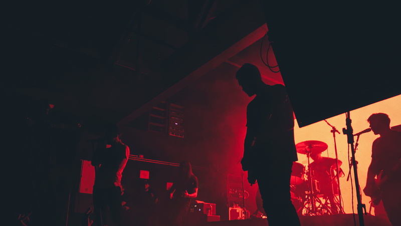 group of people, illuminated, men, festival, music, guitar, night club, dj, music band, stage - performance space, disco, real people, performance, brazil