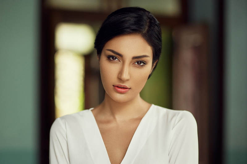 beautiful woman, focus on foreground, 720P, beauty, adult, headshot, indoors, looking at camera, young women, young adult, close-up, confidence, beautiful people