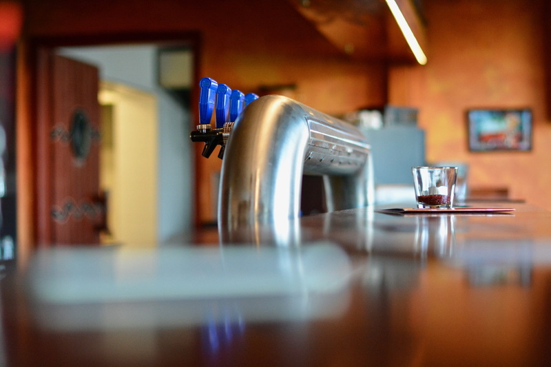 bar, wall, 1080P, table, wood - material, day, drink, water, selective focus, mug, frame, indoors, reflection, bokeh, photography, counter, clear, steel