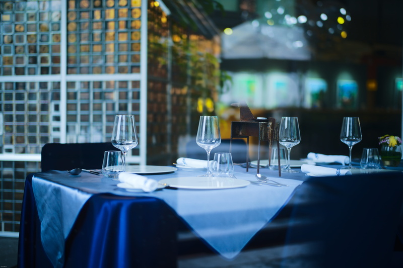 plate, outdoors, tablecloth, crockery, cloth, order, no people, clear, 5K, bokeh, business, covered, empty, wine, arrangement, glass - material, blue