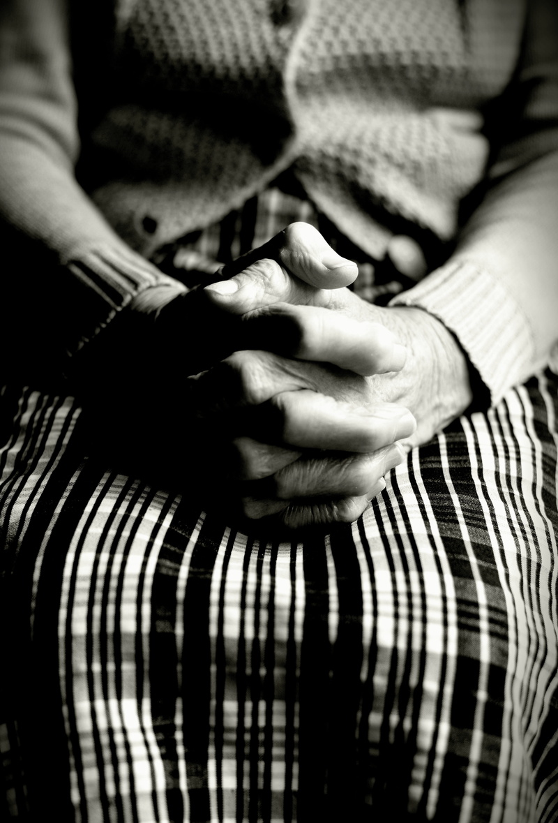 adult, age, old woman, grandma, old human, finger, human, hands, bonding, care, seniors, person, real people, senior work, skin, men, lifestyles, holding