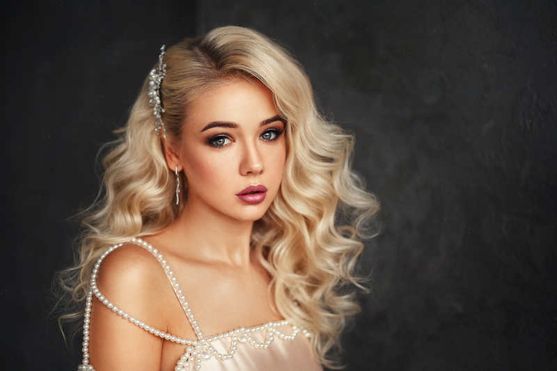 women, blonde, face, wavy hair, eyeshadow, 1080P, blue eyes, simple background, portrait, Petr Kaykov, tanned