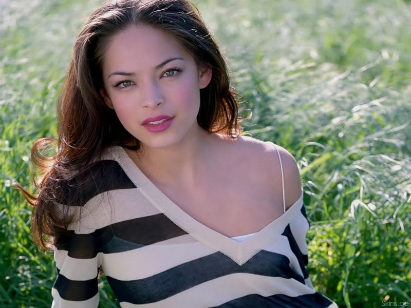 hair, looking at camera, young women, lifestyles, portrait, real people, brunette, beauty, adult, casual clothing, one person, Kristin Kreuk, day, outdoors