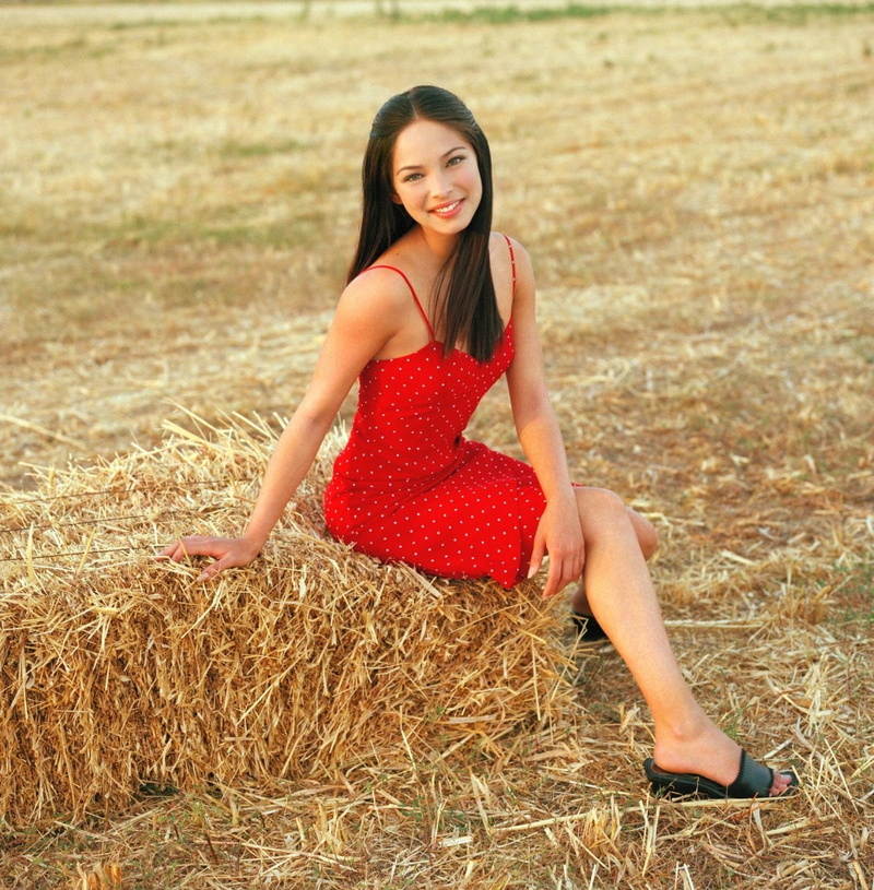 looking at camera, hairstyle, Kristin Kreuk, actress, young adult, hair, one person, agriculture, rural scene, nature, beautiful woman, red, brunette, portrait