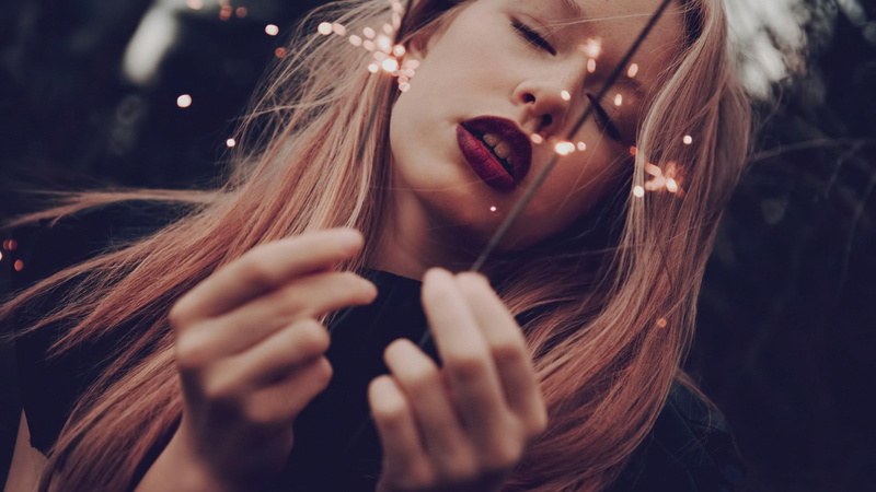blond hair, portrait, beauty, wireless technology, juicy lips, 1080P, one person, headshot, hairstyle, red lipstick, teenager, women, lips, holding, girls