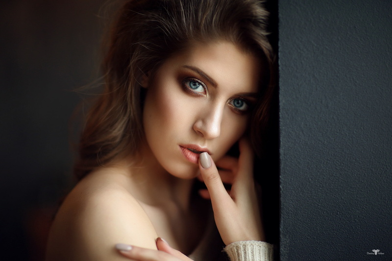 painted nails, hand, beautiful woman, human face, women, teenager, close-up, adult, hair, headshot, looking, hairstyle, brown hair, 1080P, black background