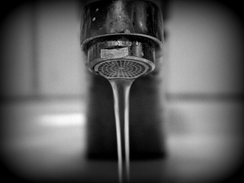1080P, grayscale, still life, indoors, domestic room, domestic bathroom, water basin, black And White, selective focus, bad, no people, close, metal, photography