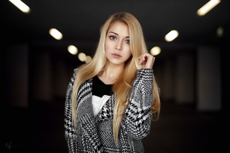 long hair, beautiful people, women, one person, depth of field, blond hair, teenager, indoors, waist up, warm clothing, adult, fashion, sweater, hair, front view