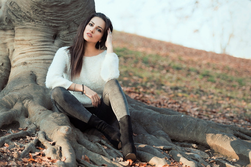 lifestyles, sitting, casual clothing, one person, land, full length, hairstyle, contemplation, real people, front view, 720P, beautiful woman, portrait